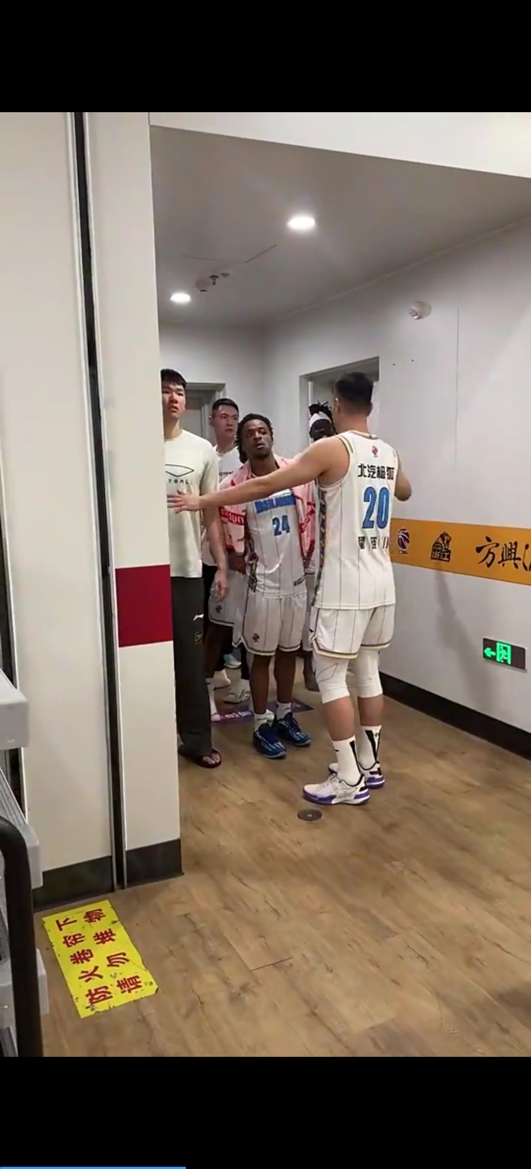 今夜体能课后;深圳男篮门线救险备战CBA常规赛;球迷炸锅;赛季目标并未改变的简单介绍 今夜体能课后;深圳男篮门线救险备战CBA常规赛;球迷炸锅;赛季目标并未改变的简单介绍
