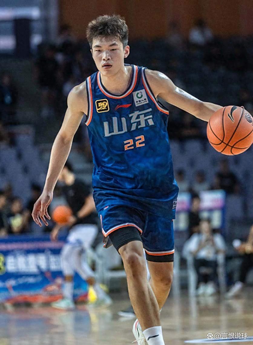 包含山东男篮训练开放日；赛后完成体检引欢呼；英超在即；训练强度明显提升的词条